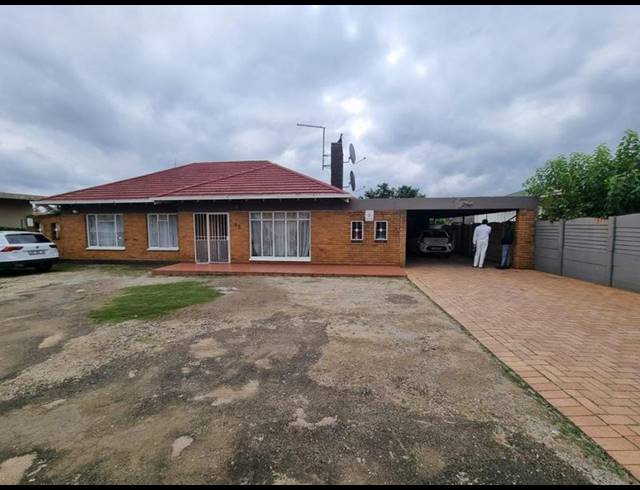 10 BEDROOM HOUSE FOR SALE IN KEMPTON PARK EXT 02